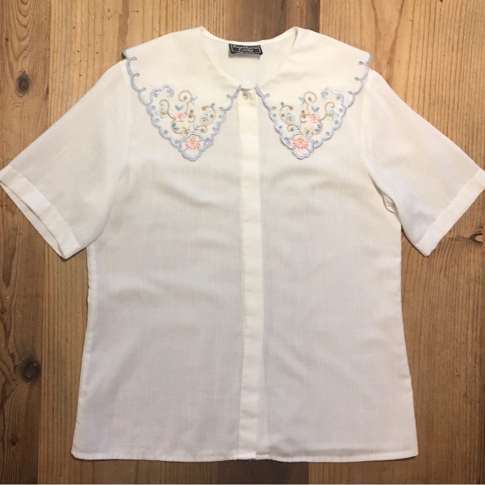 Vintage Cottagecore White Short-Sleeve Blouse with Scalloped Peter Pan Collar - Picture 8 of 11